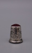 Gravierter Fingerhut mit Stein