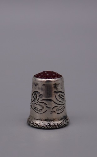 Gravierter fingerhut mit - gravierter, stein
