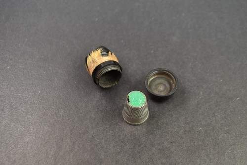 Antiker fingerhutbehälter und - fingerhutbehälter,