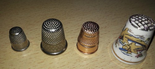 Alte fingerhüte dabei - dabei, ein